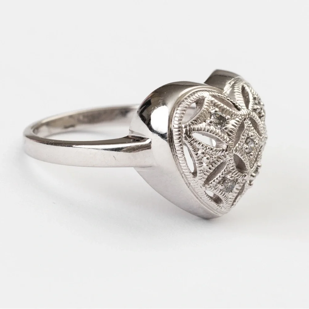 Heart shaped concave ring filigree, etching & small diamonds & sterling silver 8 - Picture 5 of 16